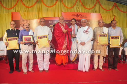 Sri Vidyadhiraja Theertha Swamiji of  Gokarna  Parthagali Jeevottam  Mutt  conferred the GSB Udyoga Ratna Awards  to outstanding entrepreneurs of the community 